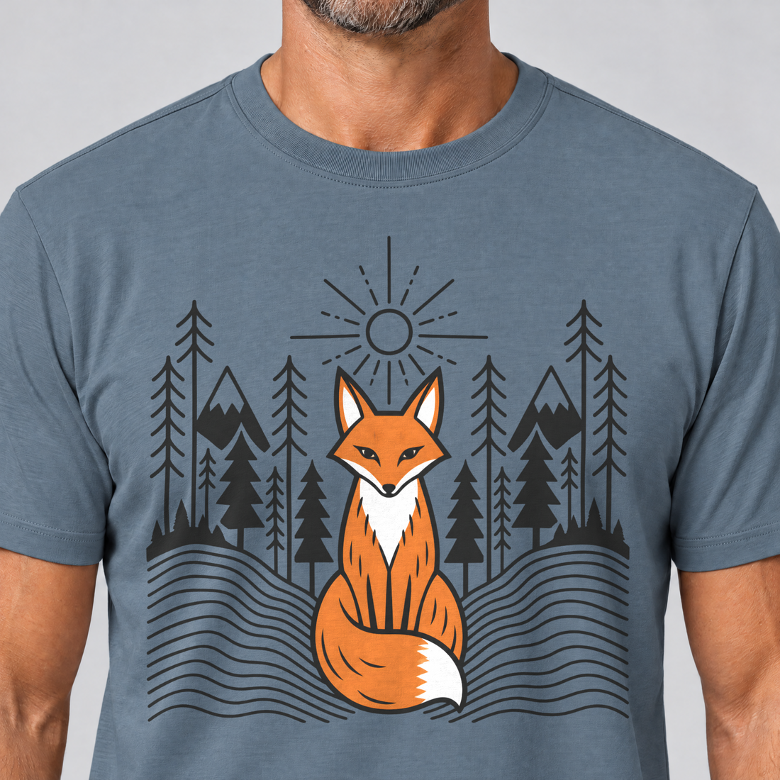 Nahaufnahme des Drucks: Fuchs im Tannenwald – T-Shirt Unisex in Steinblau, von einem Mann getragen