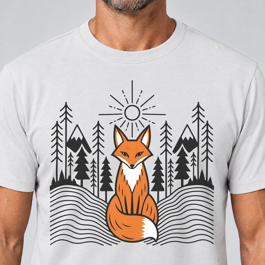 Nahaufnahme des Drucks: Fuchs im Tannenwald – T-Shirt Unisex in Weiß, von einem Mann getragen