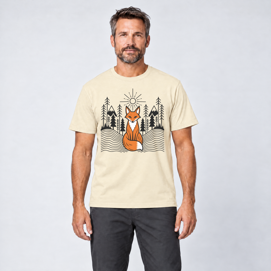 Mann trägt Fuchs im Tannenwald – T-Shirt Unisex in Natur, Ansicht von vorn
