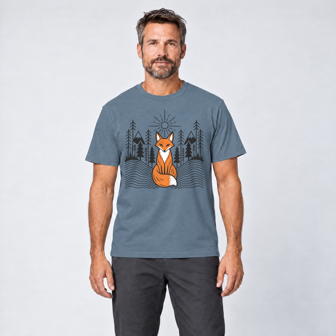 Mann trägt Fuchs im Tannenwald – T-Shirt Unisex in Steinblau, Ansicht von vorn