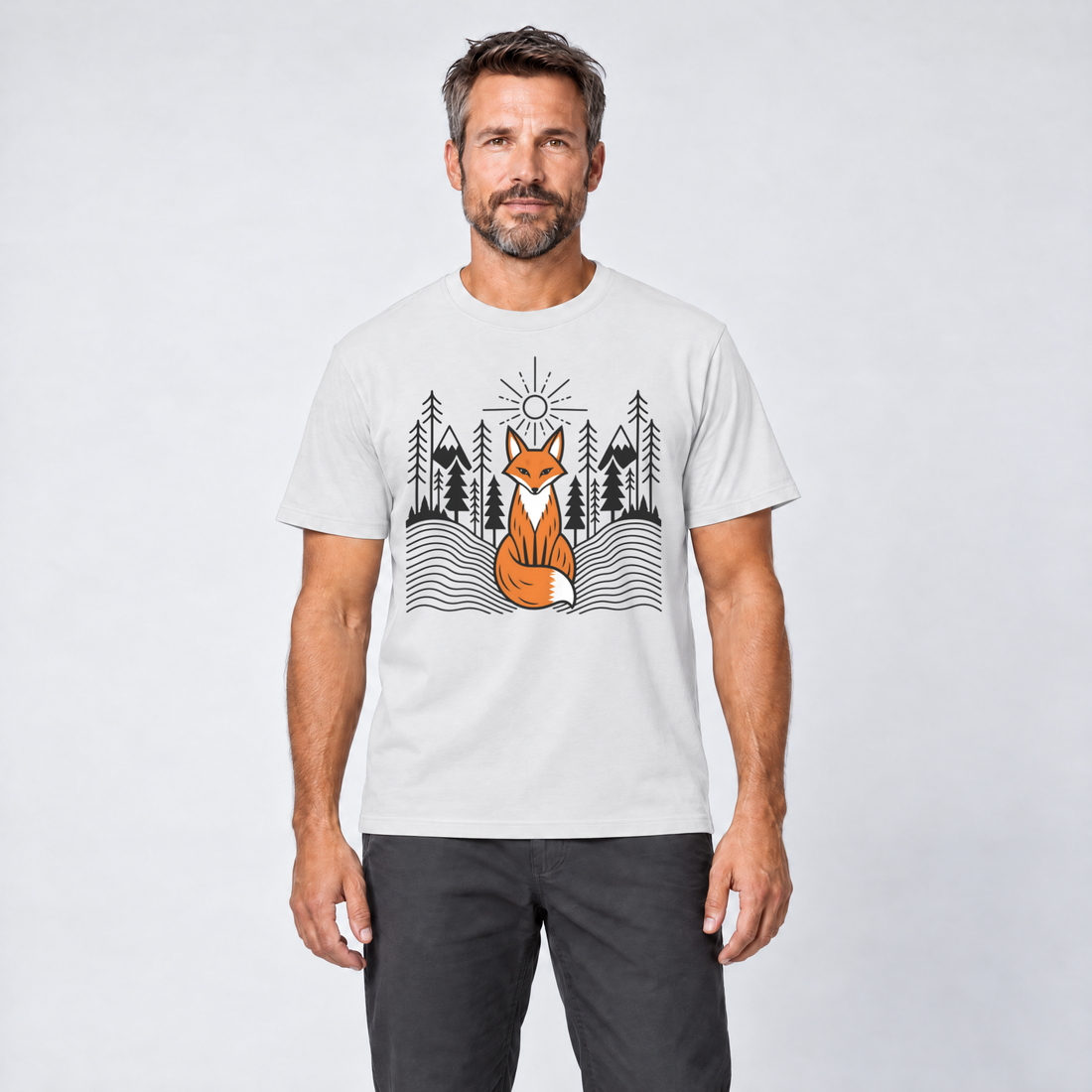 Mann trägt Fuchs im Tannenwald – T-Shirt Unisex in Weiß, Ansicht von vorn