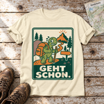 Geht schon – T-Shirt Unisex in Natur, flach liegend auf alten Holzbrettern mit Wanderschuhen und Wanderkarte.