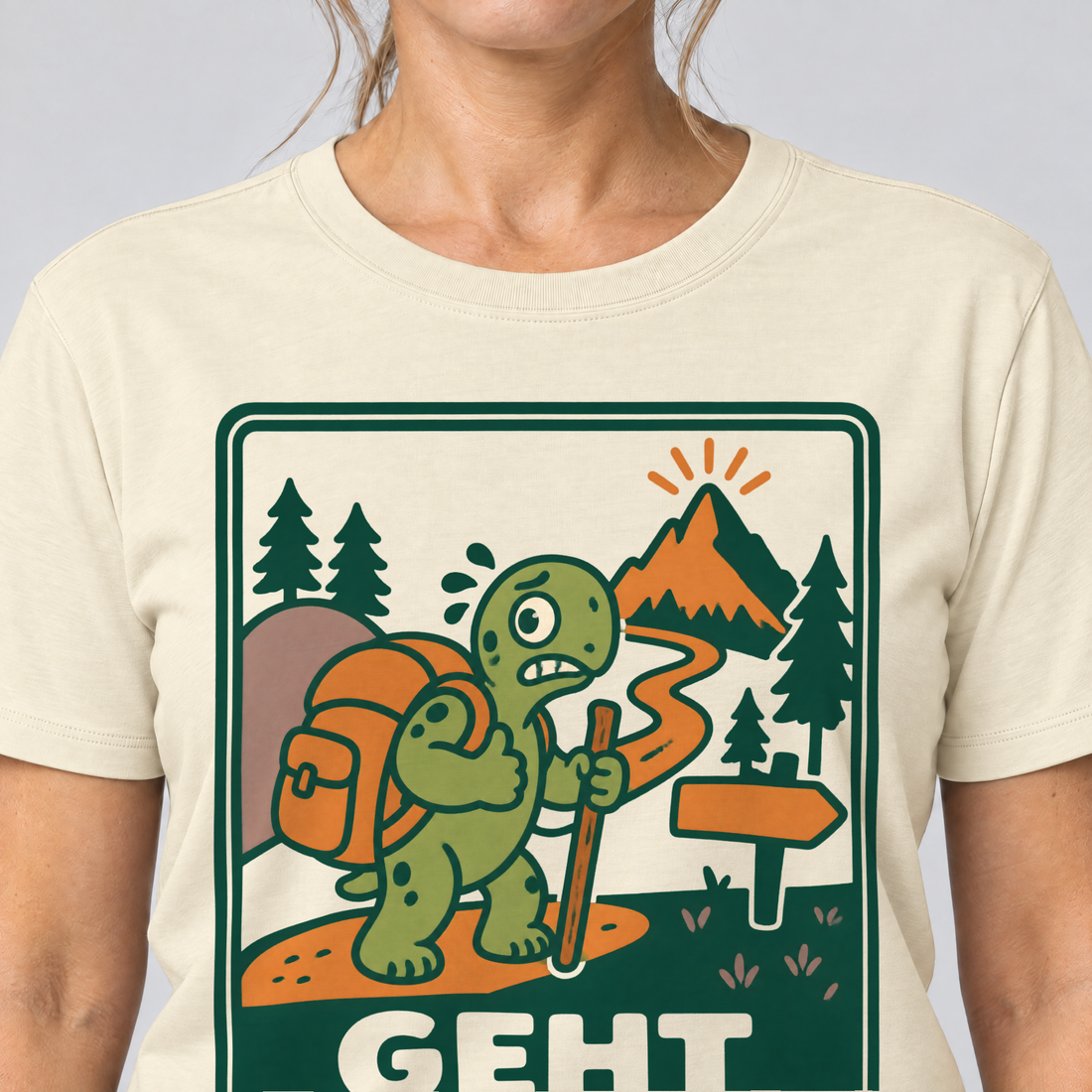 Nahaufnahme des Drucks: Geht schon – T-Shirt Unisex in Natur, von einer Frau getragen