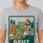 Nahaufnahme des Drucks: Geht schon – T-Shirt Unisex in Hellgrau, von einer Frau getragen