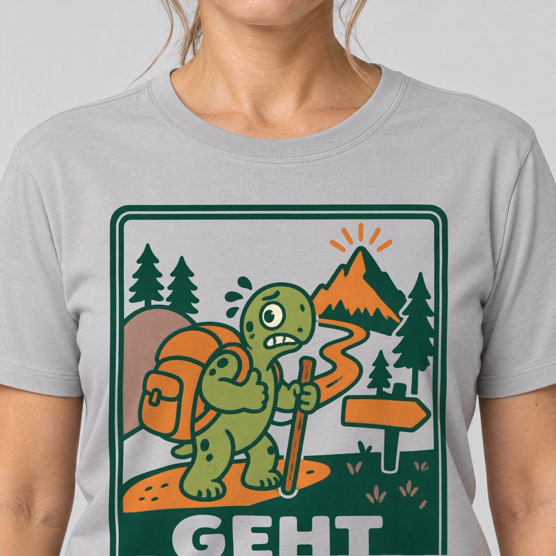 Nahaufnahme des Drucks: Geht schon – T-Shirt Unisex in Hellgrau, von einer Frau getragen