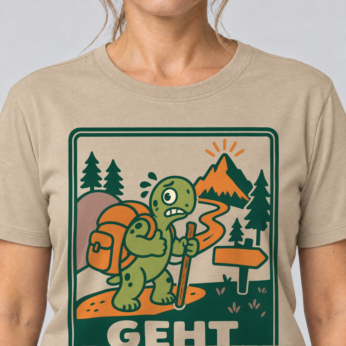 Nahaufnahme des Drucks: Geht schon – T-Shirt Unisex in Sand, von einer Frau getragen