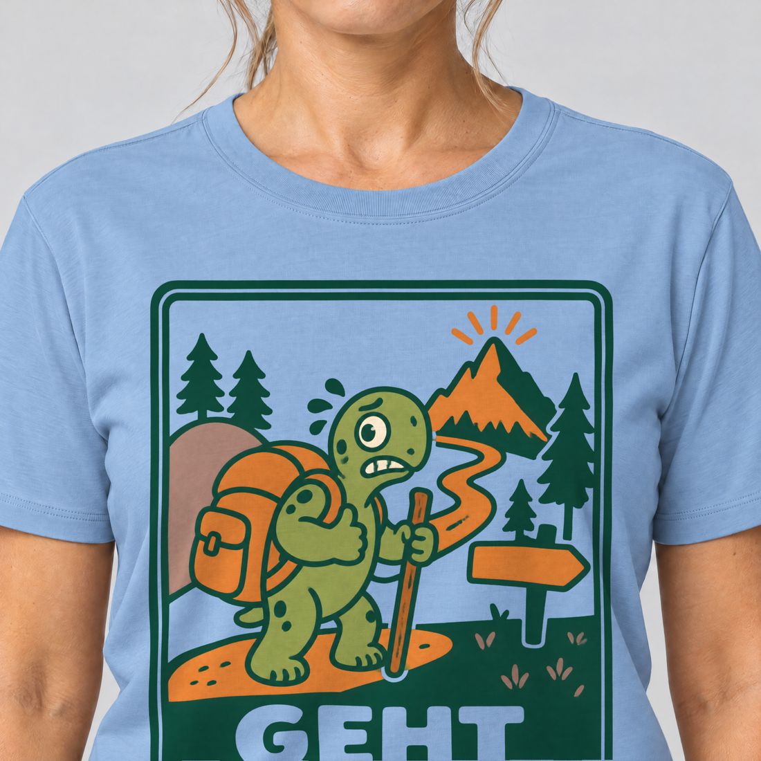 Nahaufnahme des Drucks: Geht schon – T-Shirt Unisex in Himmelblau, von einer Frau getragen