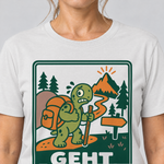 Nahaufnahme des Drucks: Geht schon – T-Shirt Unisex in Weiß, von einer Frau getragen