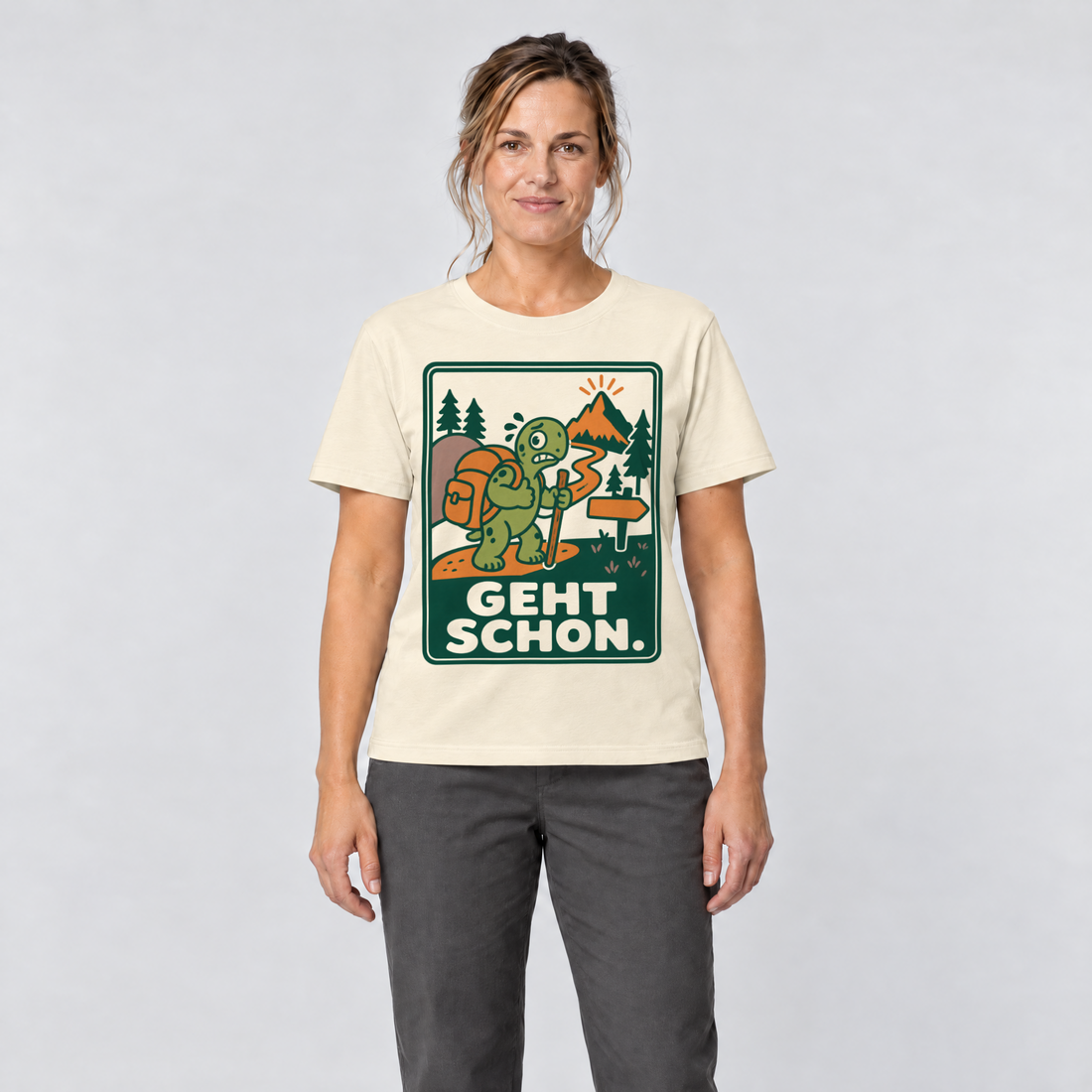 Frau trägt Geht schon – T-Shirt Unisex in Natur, Ansicht von vorn