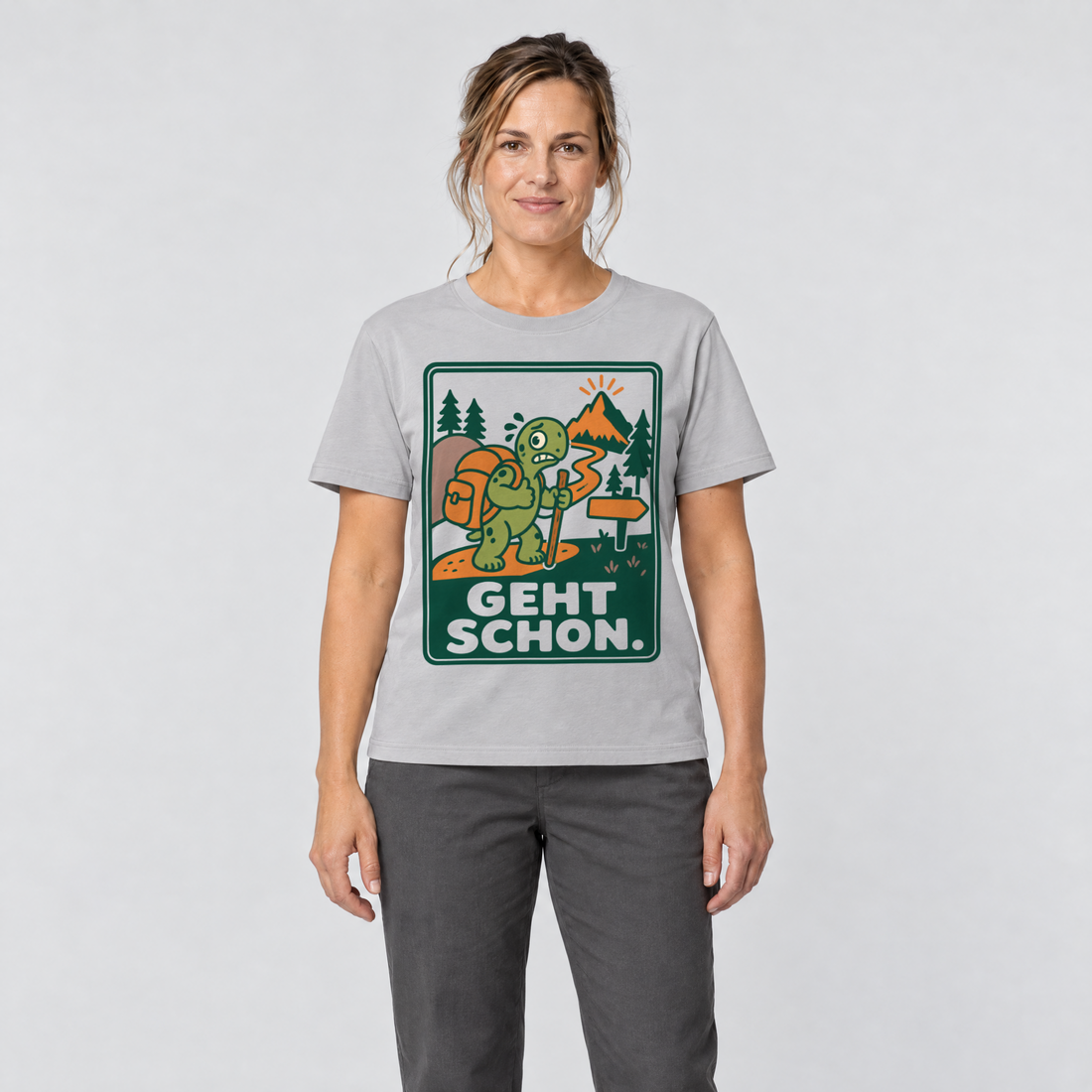 Frau trägt Geht schon – T-Shirt Unisex in Hellgrau, Ansicht von vorn