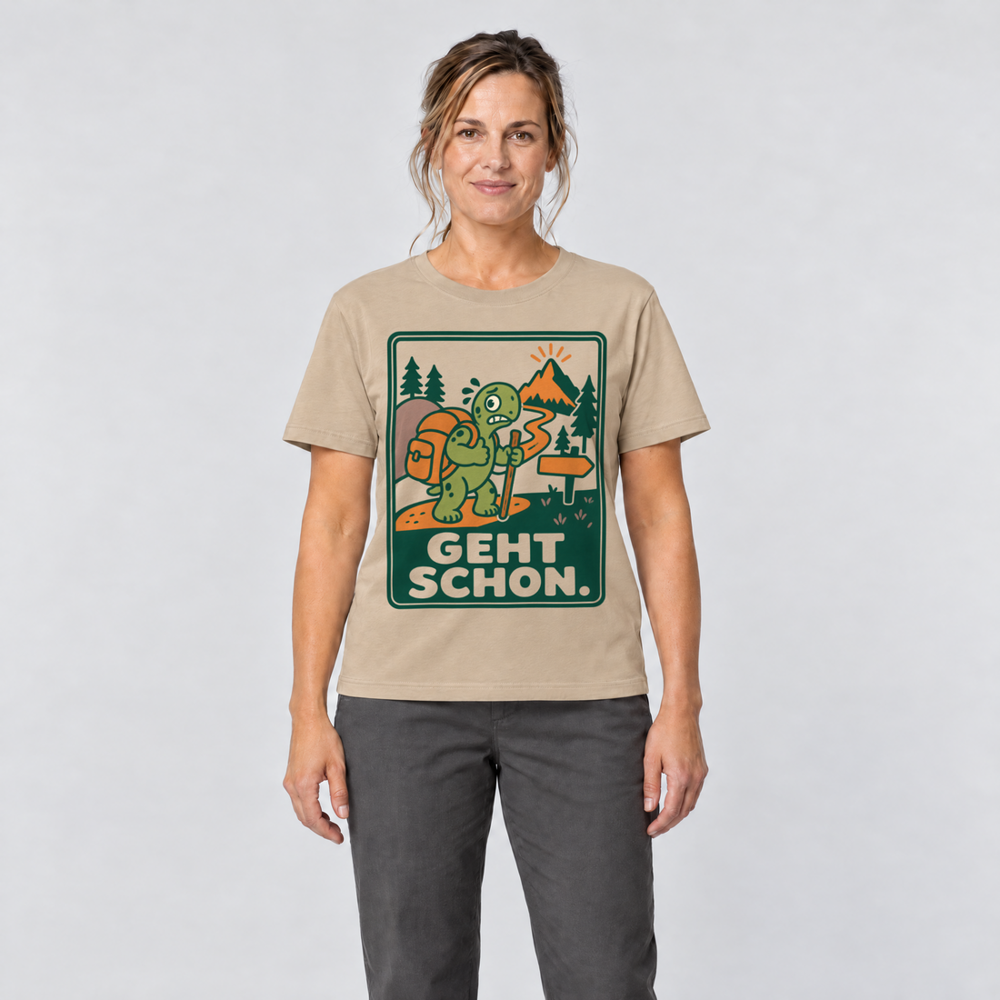 Frau trägt Geht schon – T-Shirt Unisex in Sand, Ansicht von vorn