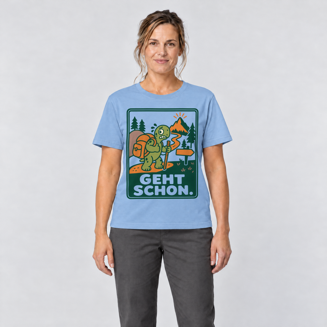 Frau trägt Geht schon – T-Shirt Unisex in Himmelblau, Ansicht von vorn