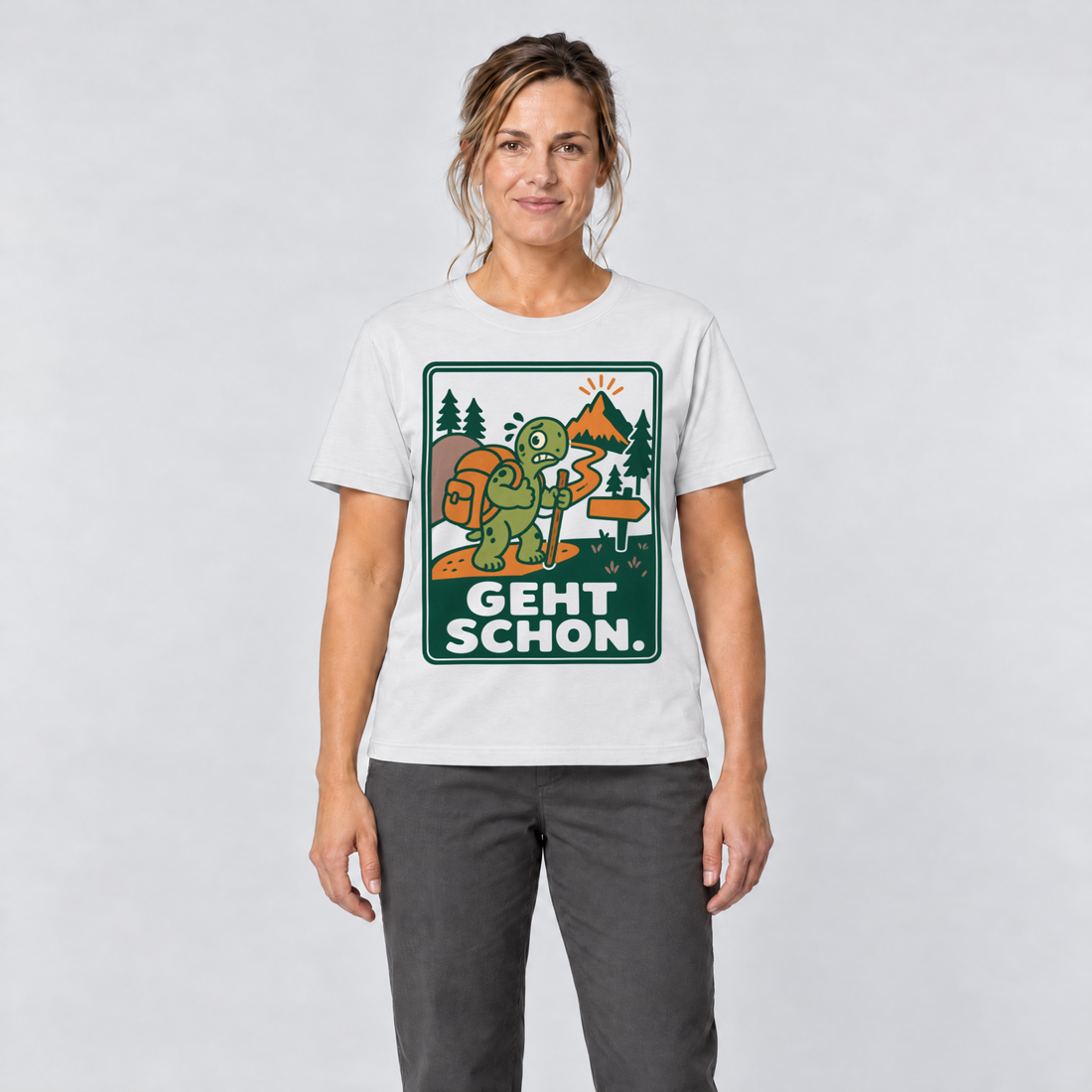 Frau trägt Geht schon – T-Shirt Unisex in Weiß, Ansicht von vorn