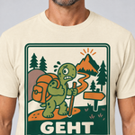 Nahaufnahme des Drucks: Geht schon – T-Shirt Unisex in Natur, von einem Mann getragen