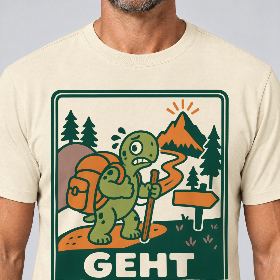 Nahaufnahme des Drucks: Geht schon – T-Shirt Unisex in Natur, von einem Mann getragen