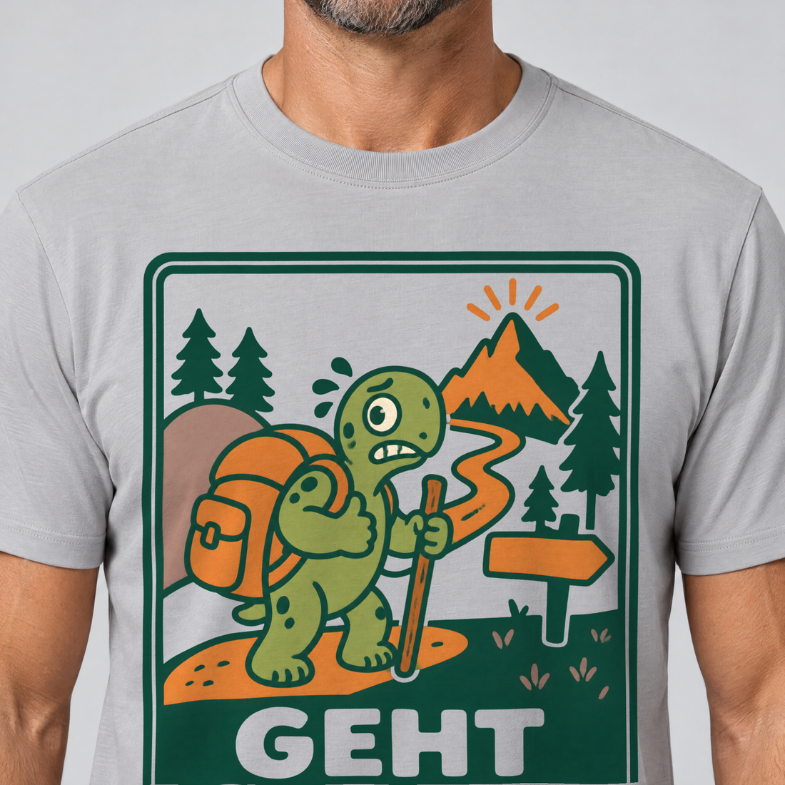 Nahaufnahme des Drucks: Geht schon – T-Shirt Unisex in Hellgrau, von einem Mann getragen