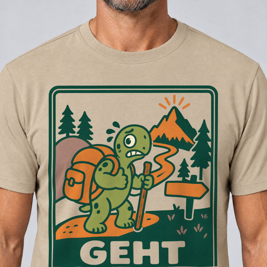 Nahaufnahme des Drucks: Geht schon – T-Shirt Unisex in Sand, von einem Mann getragen