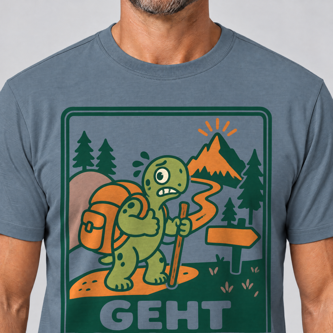 Nahaufnahme des Drucks: Geht schon – T-Shirt Unisex in Steinblau, von einem Mann getragen