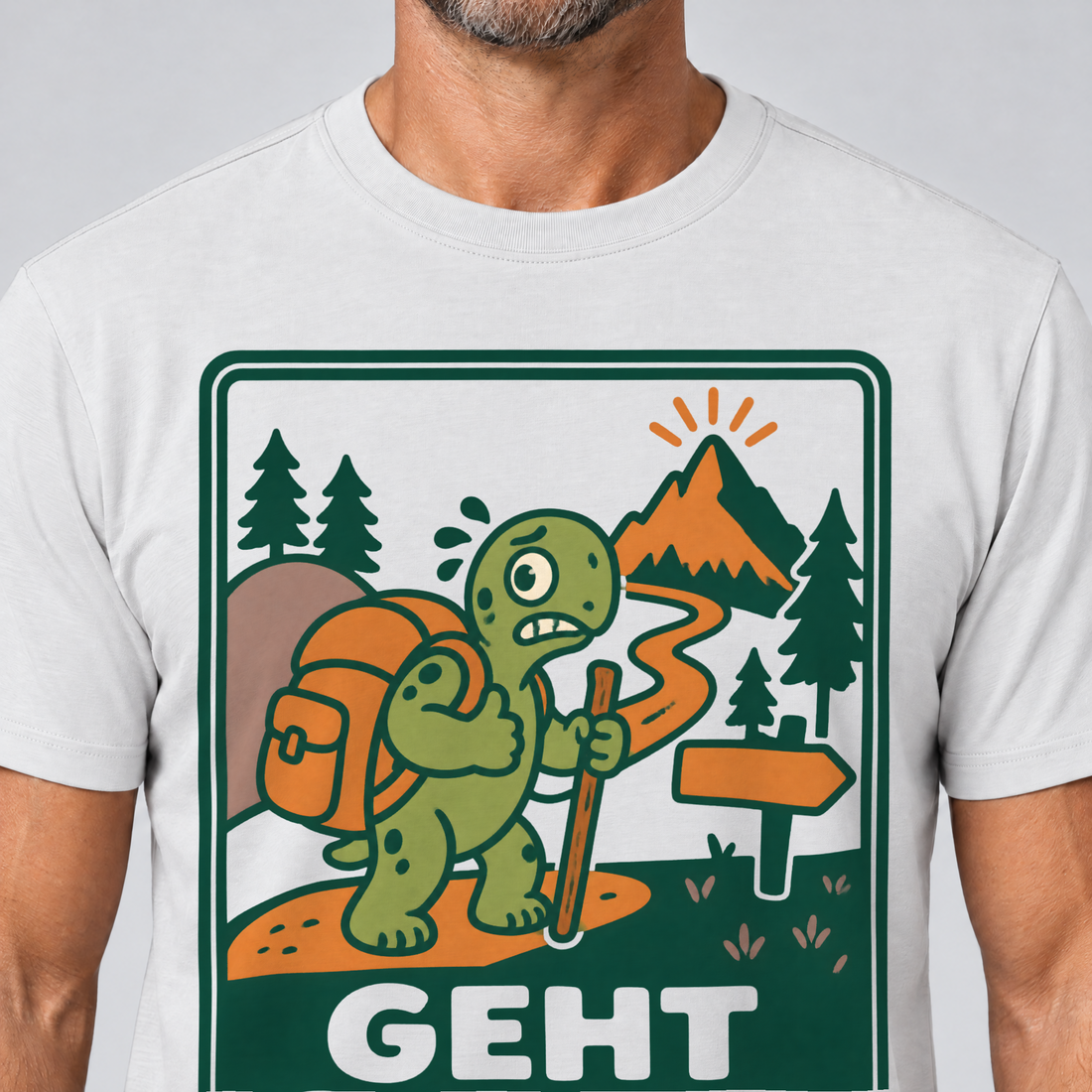 Nahaufnahme des Drucks: Geht schon – T-Shirt Unisex in Weiß, von einem Mann getragen