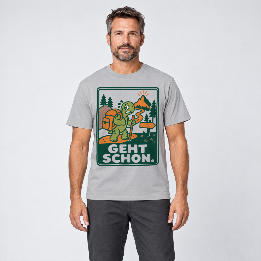 Mann trägt Geht schon – T-Shirt Unisex in Hellgrau, Ansicht von vorn