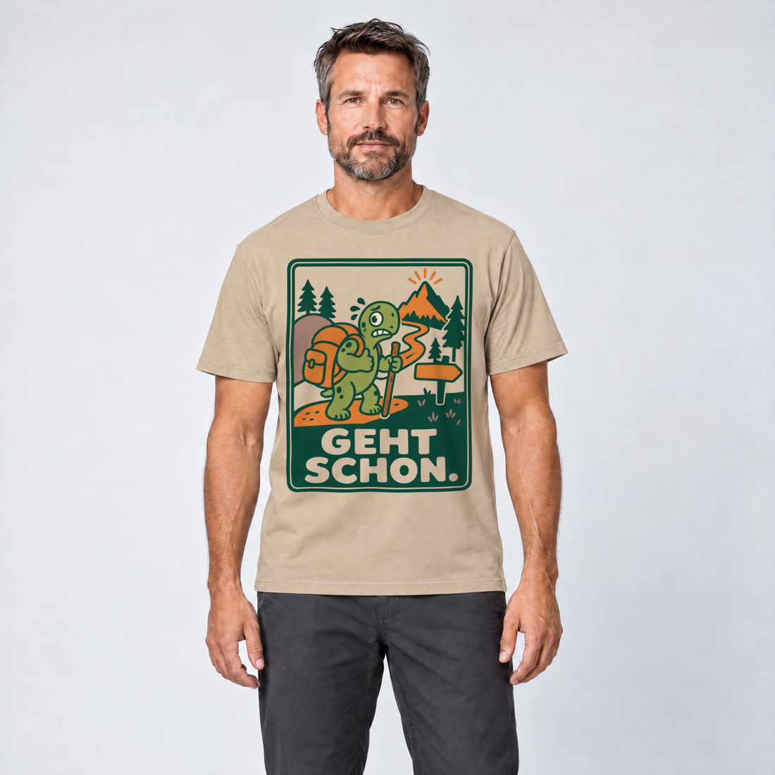 Mann trägt Geht schon – T-Shirt Unisex in Sand, Ansicht von vorn