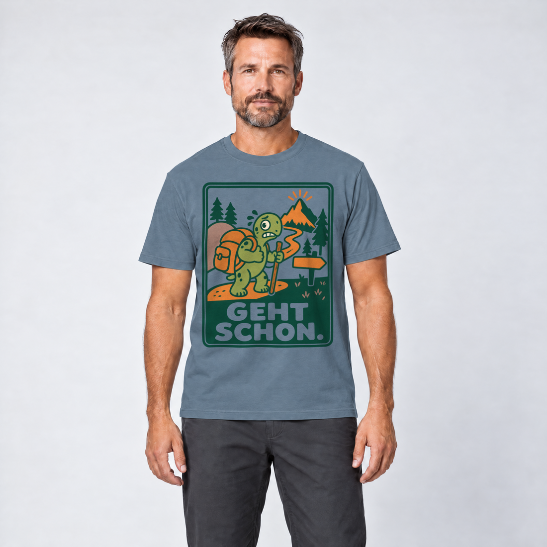 Mann trägt Geht schon – T-Shirt Unisex in Steinblau, Ansicht von vorn