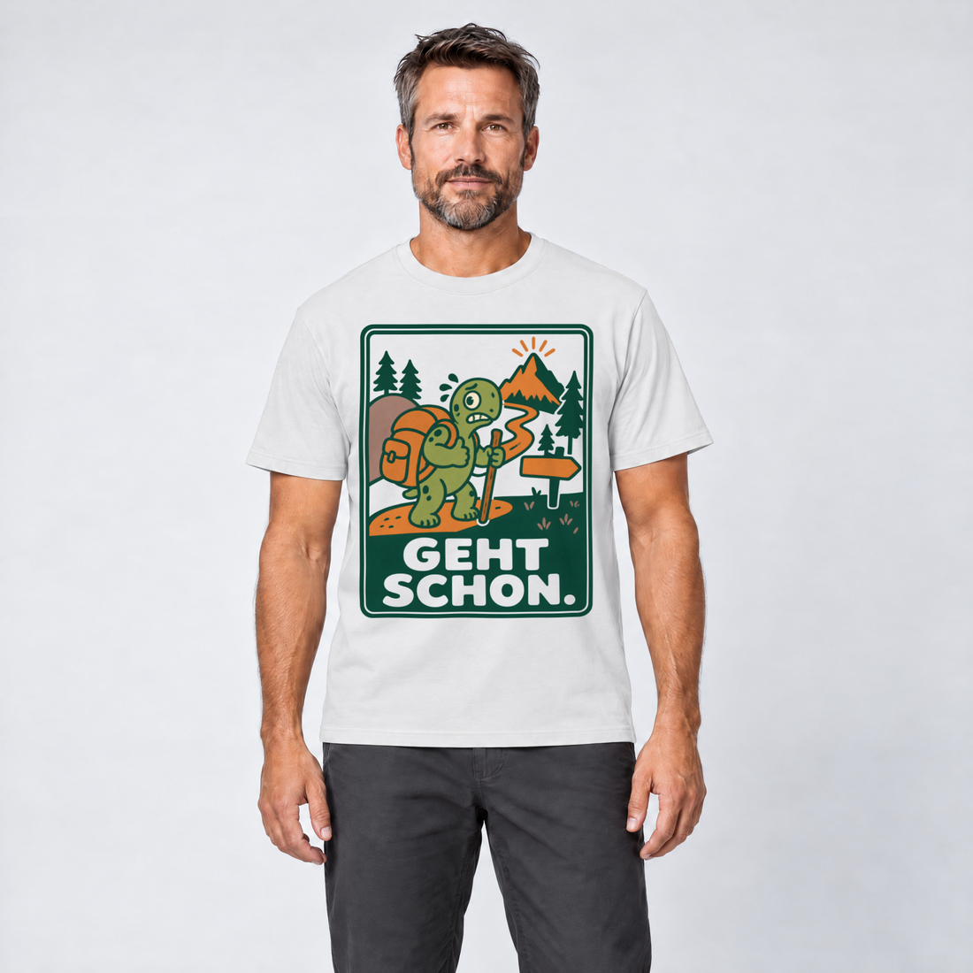 Mann trägt Geht schon – T-Shirt Unisex in Weiß, Ansicht von vorn