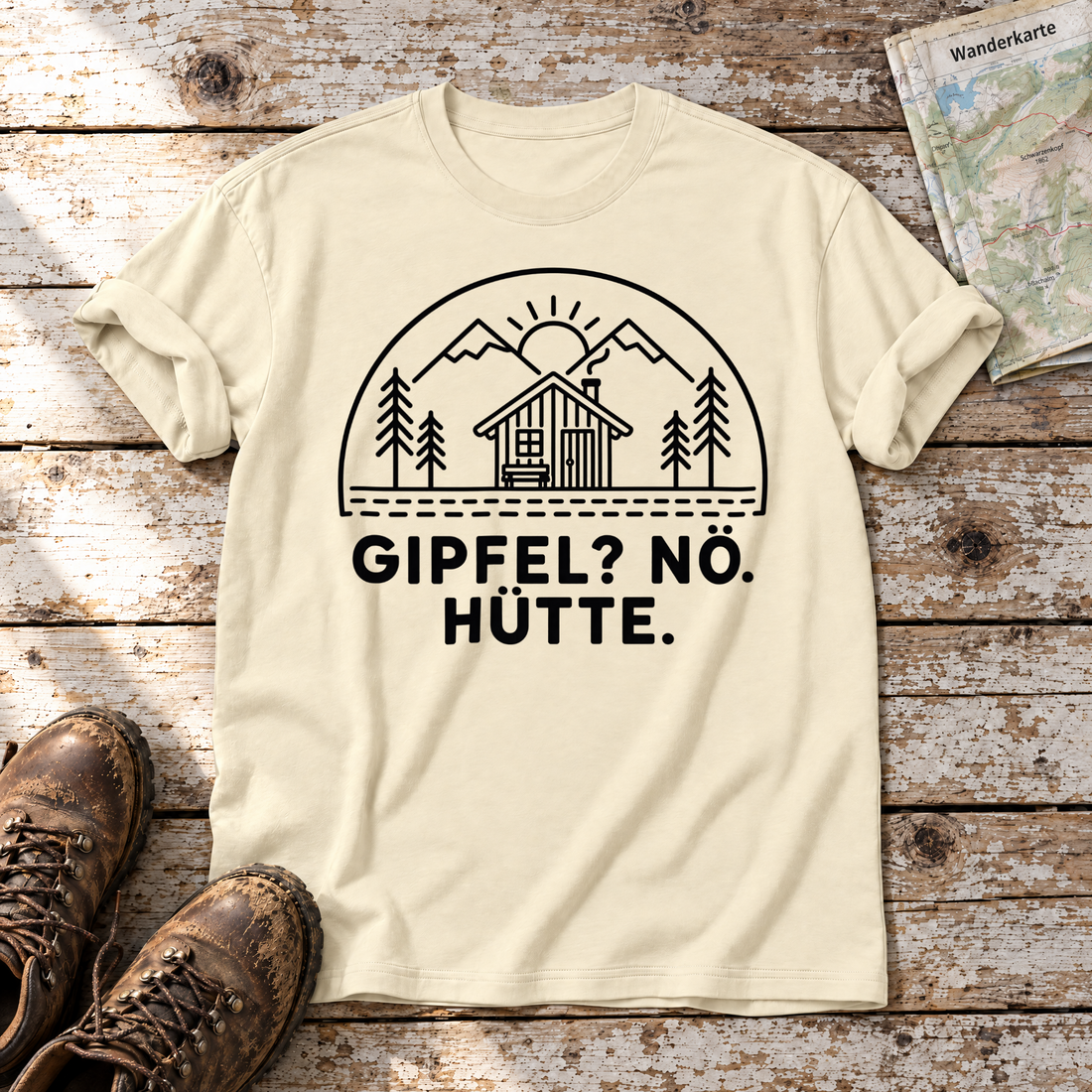 Gipfel? Nö. Hütte. – T-Shirt Unisex in Natur, flach liegend auf alten Holzbrettern mit Wanderschuhen und Wanderkarte.