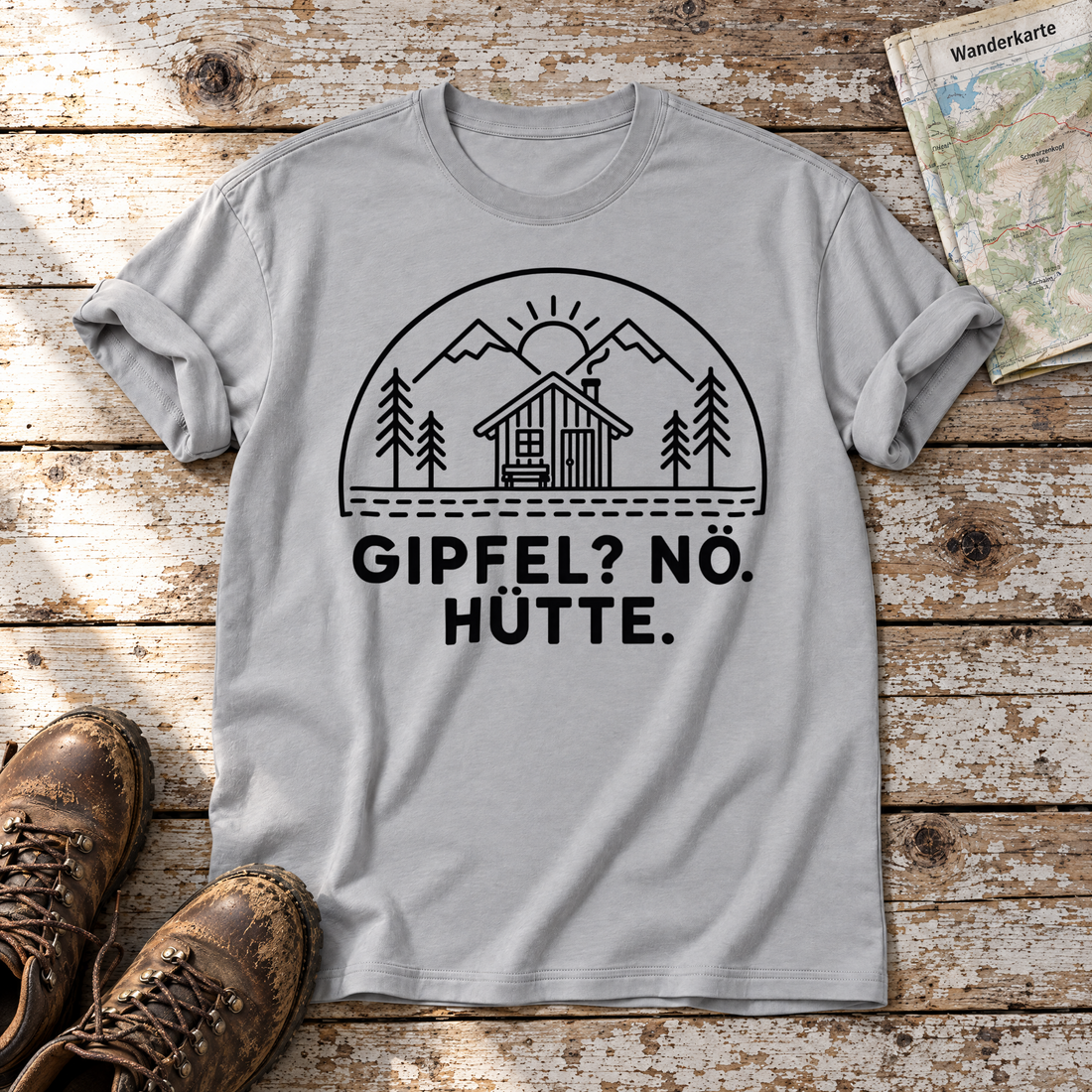 Gipfel? Nö. Hütte. – T-Shirt Unisex in Hellgrau, flach liegend auf alten Holzbrettern mit Wanderschuhen und Wanderkarte.