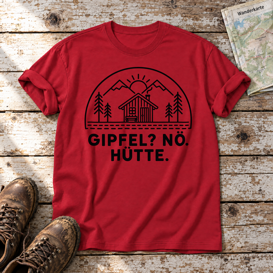 Gipfel? Nö. Hütte. – T-Shirt Unisex in Rot, flach liegend auf alten Holzbrettern mit Wanderschuhen und Wanderkarte.