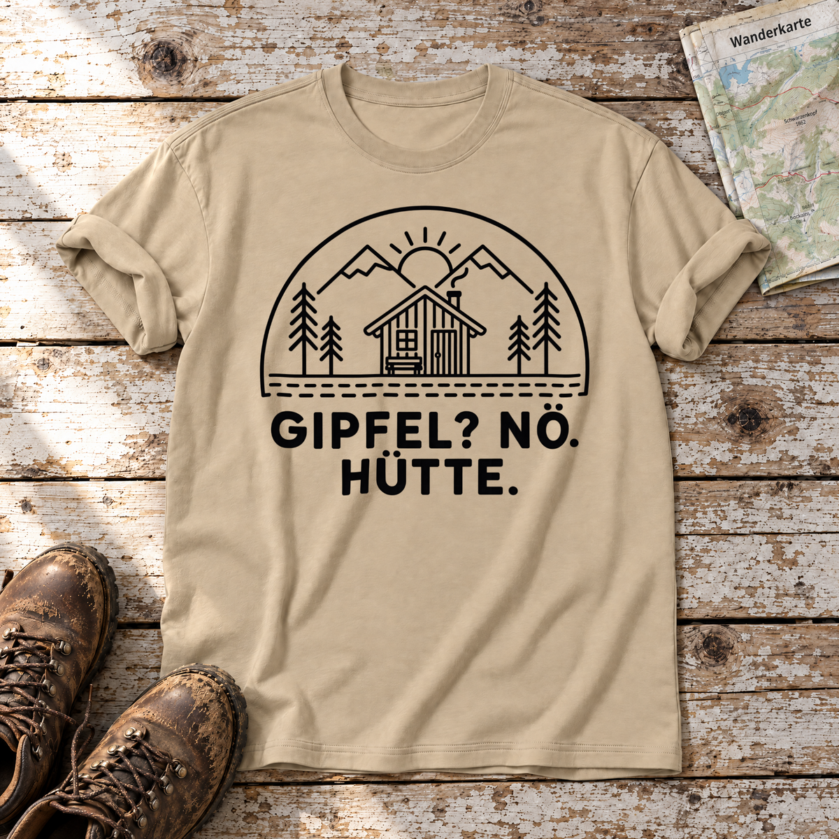 Gipfel? Nö. Hütte. – T-Shirt Unisex in Sand, flach liegend auf alten Holzbrettern mit Wanderschuhen und Wanderkarte.