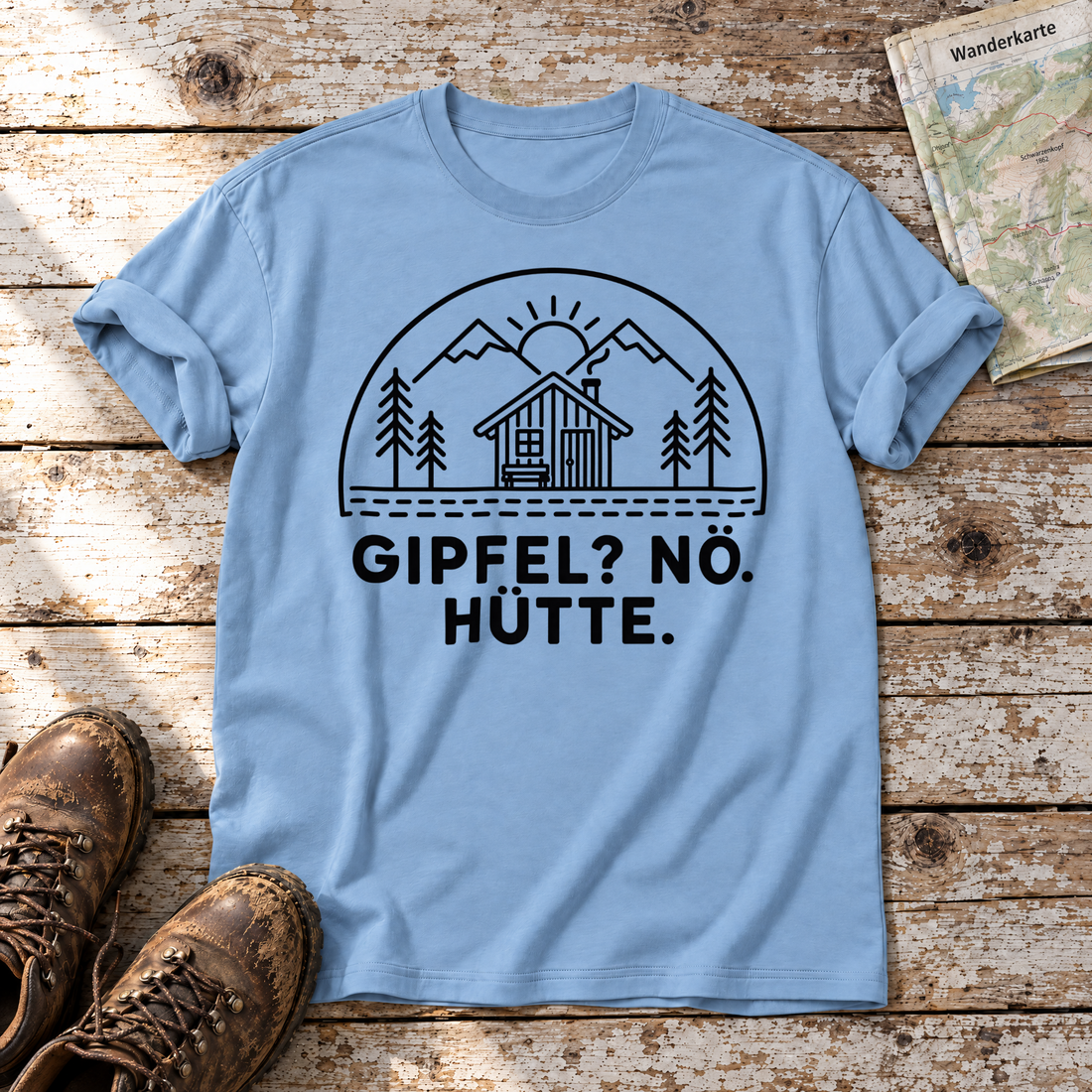 Gipfel? Nö. Hütte. – T-Shirt Unisex in Himmelblau, flach liegend auf alten Holzbrettern mit Wanderschuhen und Wanderkarte.