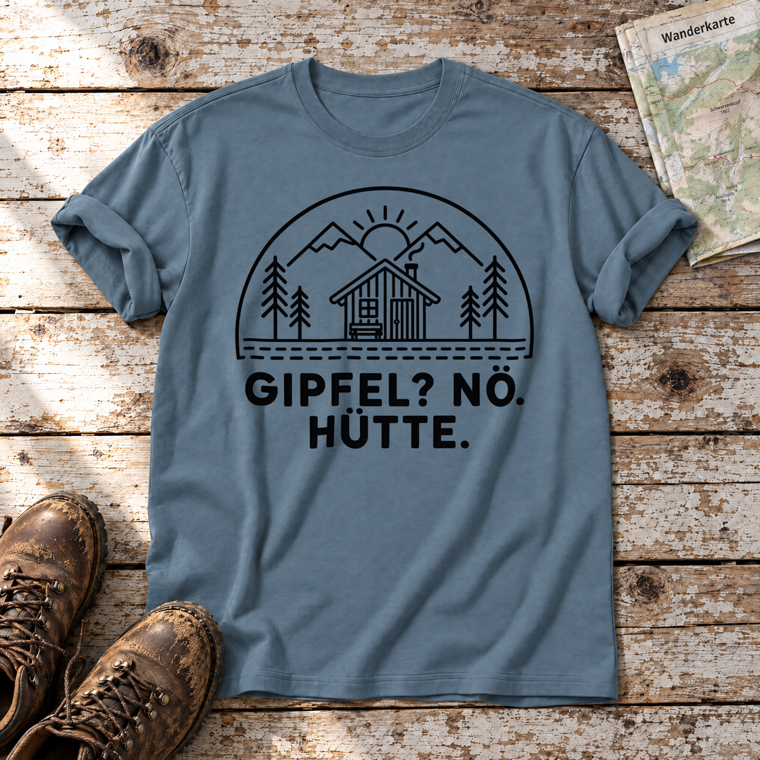 Gipfel? Nö. Hütte. – T-Shirt Unisex in Steinblau, flach liegend auf alten Holzbrettern mit Wanderschuhen und Wanderkarte.