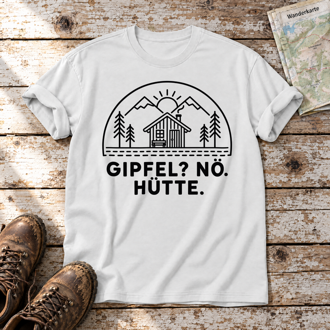 Gipfel? Nö. Hütte. – T-Shirt Unisex in Weiß, flach liegend auf alten Holzbrettern mit Wanderschuhen und Wanderkarte.