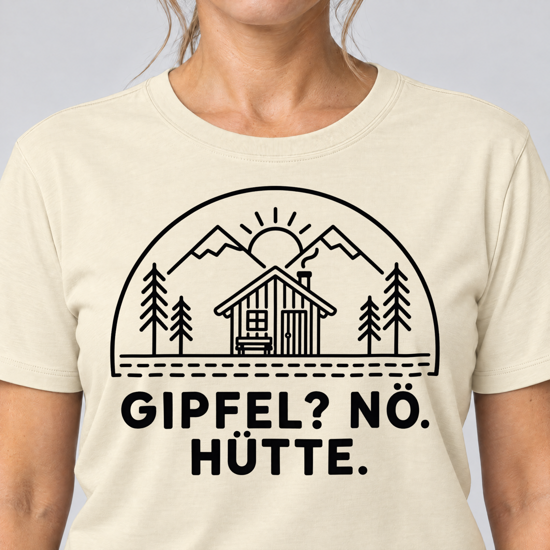Nahaufnahme des Drucks: Gipfel? Nö. Hütte. – T-Shirt Unisex in Natur, von einer Frau getragen