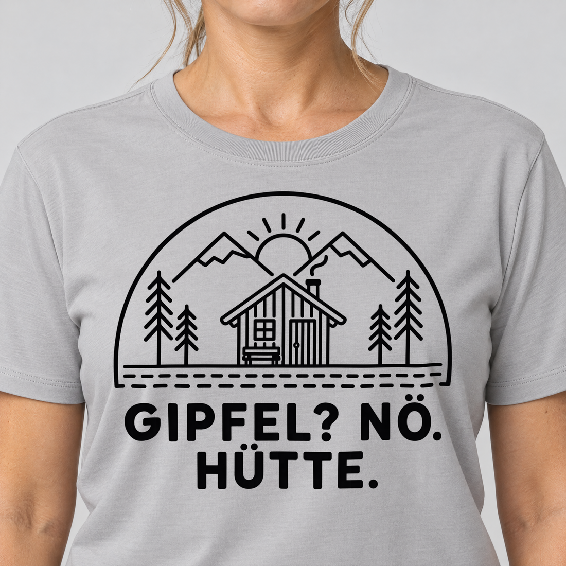 Nahaufnahme des Drucks: Gipfel? Nö. Hütte. – T-Shirt Unisex in Hellgrau, von einer Frau getragen