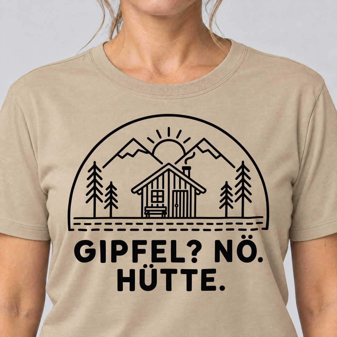 Nahaufnahme des Drucks: Gipfel? Nö. Hütte. – T-Shirt Unisex in Sand, von einer Frau getragen