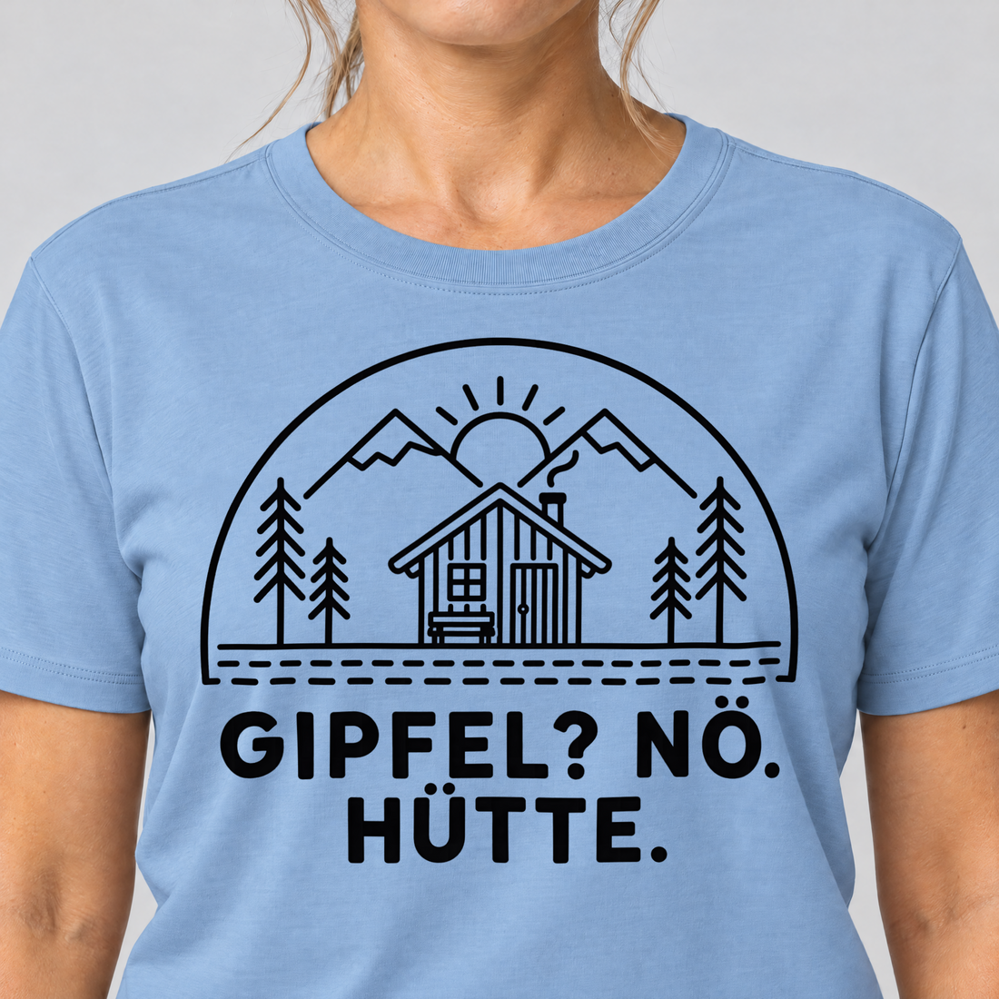 Nahaufnahme des Drucks: Gipfel? Nö. Hütte. – T-Shirt Unisex in Himmelblau, von einer Frau getragen