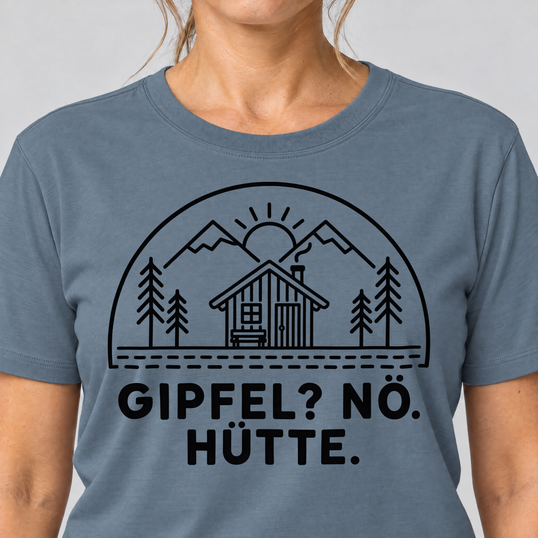 Nahaufnahme des Drucks: Gipfel? Nö. Hütte. – T-Shirt Unisex in Steinblau, von einer Frau getragen