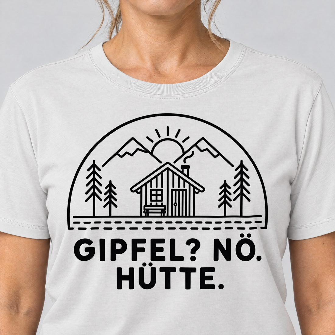 Nahaufnahme des Drucks: Gipfel? Nö. Hütte. – T-Shirt Unisex in Weiß, von einer Frau getragen