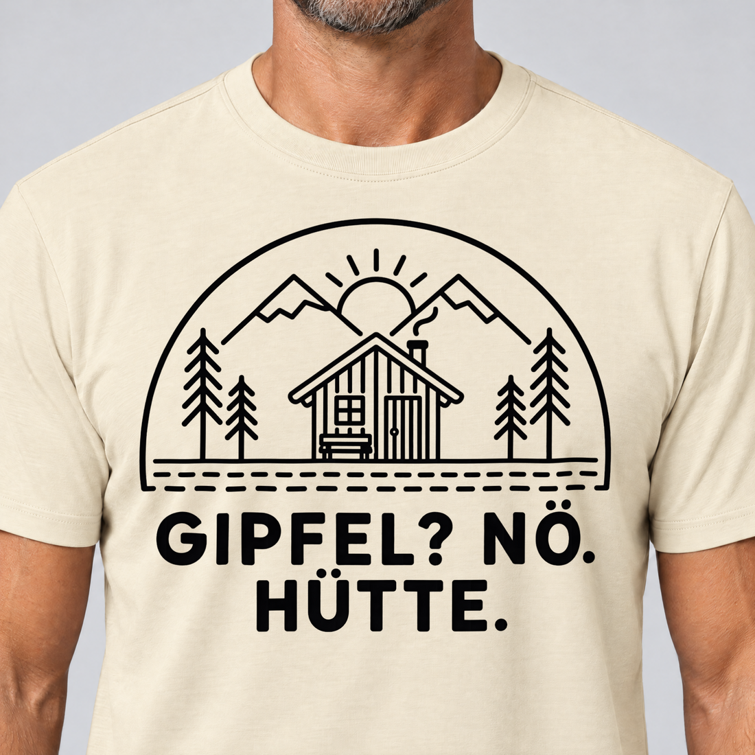 Nahaufnahme des Drucks: Gipfel? Nö. Hütte. – T-Shirt Unisex in Natur, von einem Mann getragen