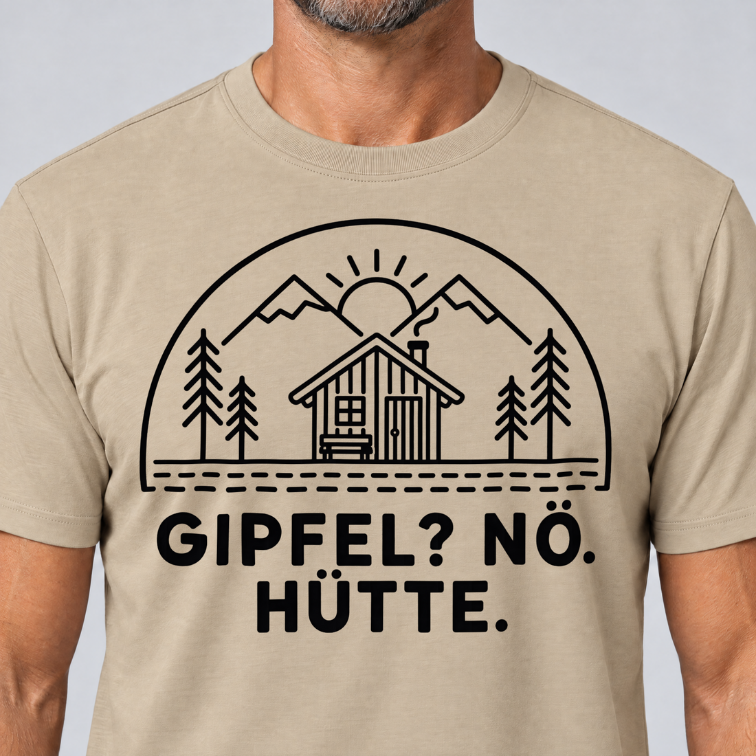 Nahaufnahme des Drucks: Gipfel? Nö. Hütte. – T-Shirt Unisex in Sand, von einem Mann getragen