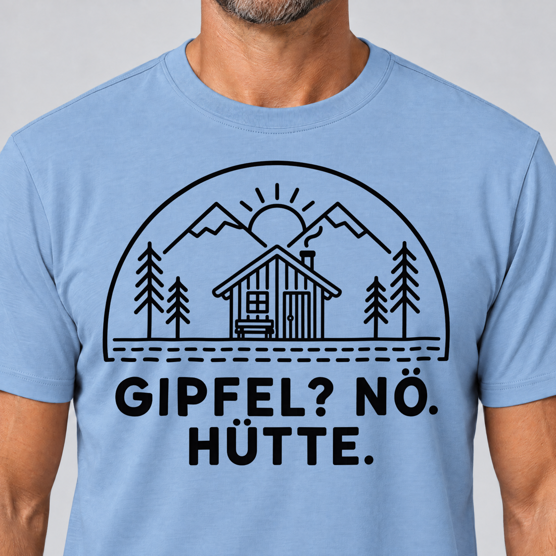 Nahaufnahme des Drucks: Gipfel? Nö. Hütte. – T-Shirt Unisex in Himmelblau, von einem Mann getragen