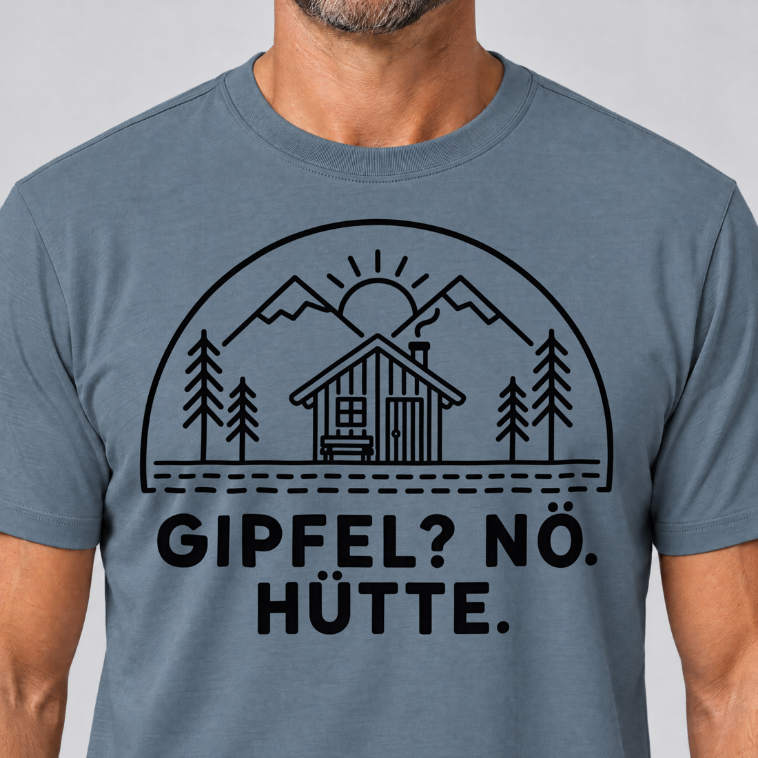 Nahaufnahme des Drucks: Gipfel? Nö. Hütte. – T-Shirt Unisex in Steinblau, von einem Mann getragen