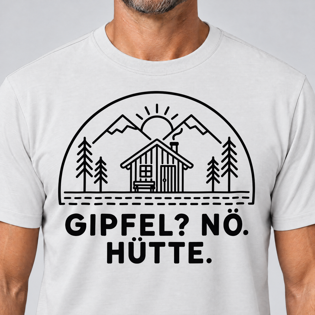 Nahaufnahme des Drucks: Gipfel? Nö. Hütte. – T-Shirt Unisex in Weiß, von einem Mann getragen