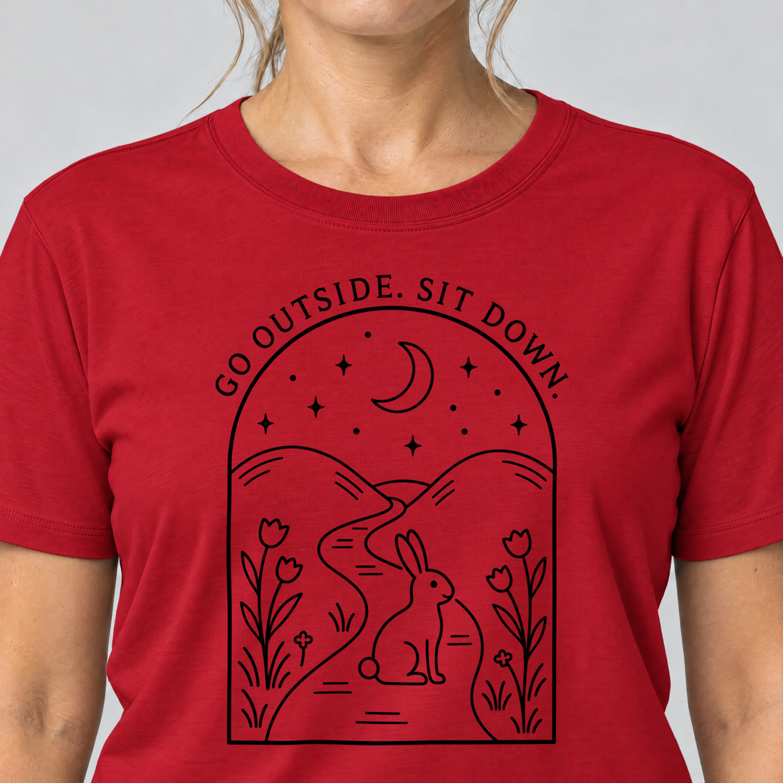 Nahaufnahme des Drucks: Go outside. Sit down. – T-Shirt Unisex in Rot, von einer Frau getragen