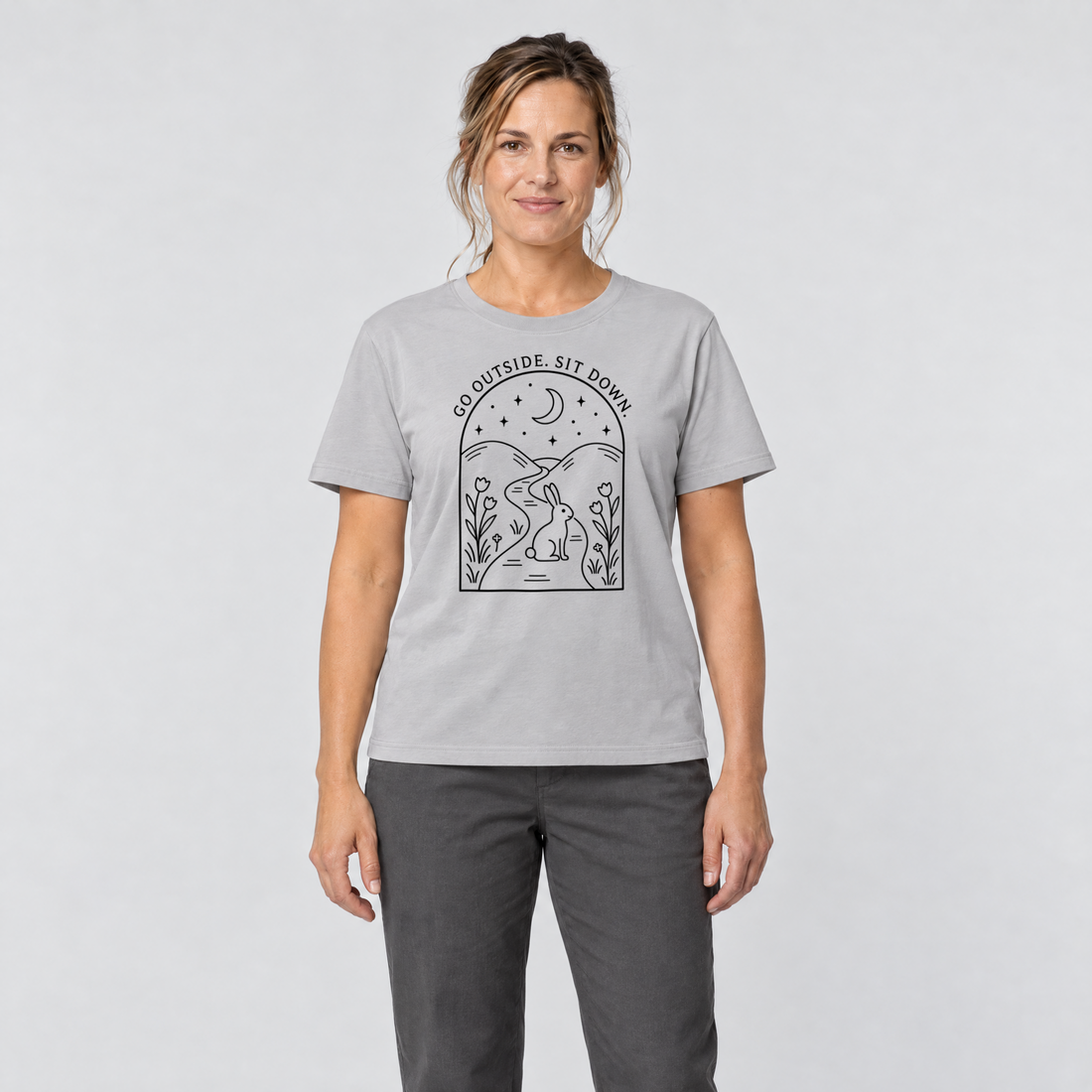 Frau trägt Go outside. Sit down. – T-Shirt Unisex in Hellgrau, Ansicht von vorn
