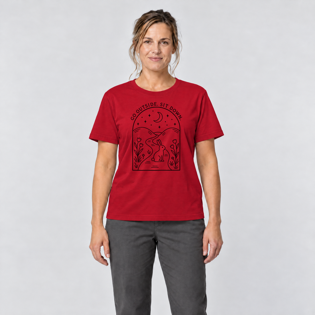Frau trägt Go outside. Sit down. – T-Shirt Unisex in Rot, Ansicht von vorn
