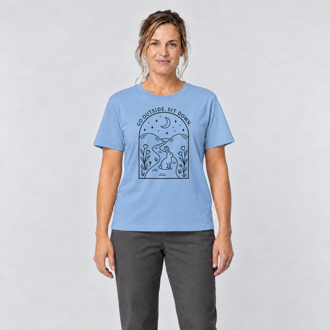 Frau trägt Go outside. Sit down. – T-Shirt Unisex in Himmelblau, Ansicht von vorn