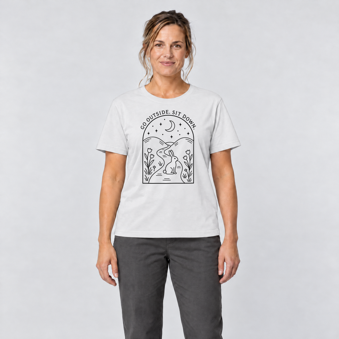 Frau trägt Go outside. Sit down. – T-Shirt Unisex in Weiß, Ansicht von vorn